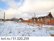 Зимний сельский пейзаж. Вид на старые деревянные дома. Село Покровка. Тюменская область, Россия. (2018 год). Стоковое фото, фотограф Александр Тараканов / Фотобанк Лори