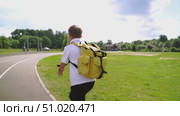 A first-grader goes to school with a backpack. Стоковое видео, видеограф Igor Skripachev / Фотобанк Лори