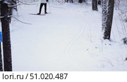 Cross-country skiers on the ski track in the park. Стоковое видео, видеограф Igor Skripachev / Фотобанк Лори
