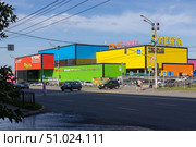 Magnitogorsk, Russian Federation - August 05, 2025: "Tetris" Colorful shopping center with vibrant storefronts and busy street traffic, showcasing urban lifestyle and commercial activity in a lively city environment. Редакционное фото, фотограф Ирина Ручушкина / Фотобанк Лори