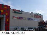 Magnitogorsk, Russian Federation - August 05, 2025: Spar supermarket exterior view at Semeyny Park shopping center, showcasing vibrant signage and modern architecture in a bustling urban environment. Редакционное фото, фотограф Ирина Ручушкина / Фотобанк Лори