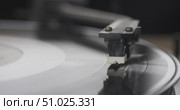Для воспроизведения музыки звукосниматель опускается на виниловую пластинку. Старинная техника. Крупный план. Стоковое видео, видеограф Александр Собко / Фотобанк Лори