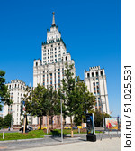 Сталинская высотка у Красных Ворот. Солнечный летний день. Москва. Редакционное фото, фотограф E. O. / Фотобанк Лори