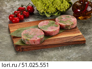 Raw Tuna medallion with broccoli. Стоковое фото, фотограф Андрей Старостин / Фотобанк Лори