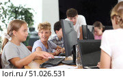 Boy and girl learning to work on computer in classroom. Стоковое видео, видеограф Яков Филимонов / Фотобанк Лори