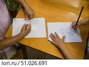 Дети-дошкольники рисуют цветными карандашами. Стоковое фото, фотограф Snezka / Фотобанк Лори