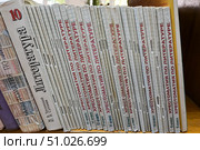 Интерьер детской библиотеки: полки с книгами, хрестоматии по литературе  для старших классов. Стоковое фото, фотограф Snezka / Фотобанк Лори