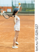 Woman playing tennis against female opponent on tennis court. Стоковое фото, фотограф Яков Филимонов / Фотобанк Лори