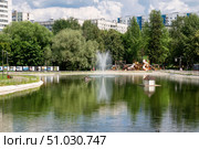 Фонтан на Лианозовских прудах в Лианозовском парке культуры и отдыха в Москве (2024 год). Редакционное фото, фотограф Pukhov K / Фотобанк Лори