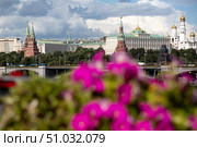 Вид на Московский кремль и Большой Каменный мост летним день, Москва, Россия. Редакционное фото, фотограф Николай Винокуров / Фотобанк Лори