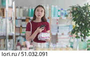 Young woman buyer scanning qr code for feminine sanitary pads in pharmacy. Стоковое видео, видеограф Яков Филимонов / Фотобанк Лори