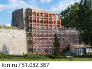 Реставрация Средней башни старинной Порховской крепости. Порхов, Псковская область. Стоковое фото, фотограф Виктор Карасев / Фотобанк Лори