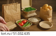 Eco friendly food packaging with fresh vegetables, rice, greens, and bread in paper bags. Стоковое AI-видео, аниматор Екатерина Усенко / Фотобанк Лори