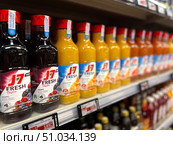 A row of J7 Fresh juices are on a shelf. Russia. Moscow. 08.08.25. Редакционное фото, фотограф Ярославский Максим / Фотобанк Лори