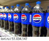 A row of Pepsi bottles on a shelf. Russia. Moscow. 08.08.25. Редакционное фото, фотограф Ярославский Максим / Фотобанк Лори