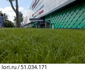 A large building Kuzminki Mall with a green roof and a green wall. Russia. Moscow. 08.08.25. Редакционное фото, фотограф Ярославский Максим / Фотобанк Лори