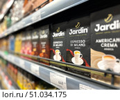 A row of Jardin coffee bags are displayed on a shelf. Russia. Moscow. 08.08.25. Редакционное фото, фотограф Ярославский Максим / Фотобанк Лори