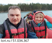 Довольные туристы в спасательных жилетах в лодке. Happy tourists in life jackets in a boat. (2022 год). Редакционное фото, фотограф Денис Баданин / Фотобанк Лори