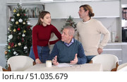 Adult man and young woman discussing inheritance with elderly man in kitchen. Стоковое видео, видеограф Яков Филимонов / Фотобанк Лори