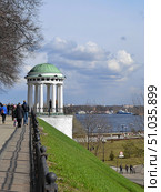 Ротонда на Верхневолжской набережной в Ярославле (2016 год). Редакционное фото, фотограф Юрий Анатольевич Ложкин / Фотобанк Лори
