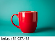 bright red mug against a mint blue wall Turquoise background mockup friendly. Стоковое AI-изображение, AI-художник Елена Гоосен / Фотобанк Лори