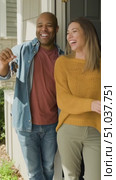 Joyful Moments: Celebrating New Beginnings with Laughter and Keys in Hand as a Couple Embraces Their New Home with Happiness and Excitement. Стоковое AI-видео, аниматор Владимир Федоров / Фотобанк Лори