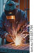 A Skilled Welder Demonstrates Precision and Expertise in Metal Fabrication as Sparks Fly During an Engaging Welding Process. Стоковое AI-видео, аниматор Владимир Федоров / Фотобанк Лори