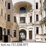 Саввинское подворье. Внутренний двор в солнечный день. Москва. Россия. Редакционное фото, фотограф E. O. / Фотобанк Лори