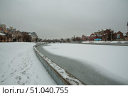 Зима, река Кутум в Астрахани, старинная городская электрическая станция, здания, дома... (2020 год). Стоковое фото, фотограф Павел Просянов / Фотобанк Лори