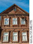 Фасад старинного русского деревянного дома XIX в. за Кутумом ( Астрахань ). (2020 год). Стоковое фото, фотограф Павел Просянов / Фотобанк Лори
