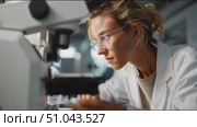 Scientist conducting research in laboratory using microscope and analyzing samples. Стоковое AI-видео, аниматор Сергей Толмачёв / Фотобанк Лори
