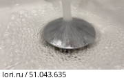 A sink with a silver faucet and a round metal cover. Стоковое видео, видеограф Ярославский Максим / Фотобанк Лори