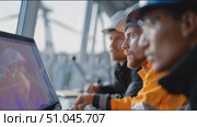 Engineers collaborate on project plans at construction site during daytime. Стоковое AI-видео, аниматор Сергей Толмачёв / Фотобанк Лори