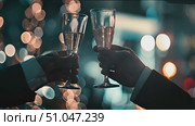 Two individuals standing while holding wine glasses in their hands. Стоковое AI-видео, аниматор Данила Большаков / Фотобанк Лори