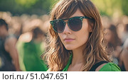 Charming woman wearing sunglasses confidently stands in front of a large, attentive crowd. Стоковое AI-видео, аниматор Данила Большаков / Фотобанк Лори