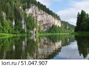 Скалы над рекой в окружении леса. Стоковое фото, фотограф Николай Кузнецов / Фотобанк Лори