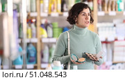Adult woman buyer chooses eyeshadow and sculptor palette in household chemicals store. Стоковое видео, видеограф Яков Филимонов / Фотобанк Лори