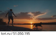 Enjoying a sunset by the river while playing fetch with a dog. Стоковое AI-видео, аниматор Сергей Толмачёв / Фотобанк Лори
