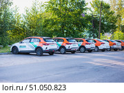 Припаркованные на стоянке автомобили каршерингового сервиса «Делимобиль». Каршеринг. Машины для аренды. Редакционное фото, фотограф AllNikArt / Фотобанк Лори