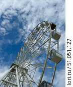 Ferris wheel on the background of blue sky in summer. Стоковое фото, фотограф Соболева Наталия / Фотобанк Лори
