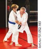 Experienced jiu‑jitsu fighter sparring on red tatami. Стоковое фото, фотограф Яков Филимонов / Фотобанк Лори