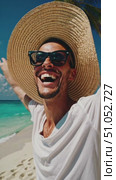 A Joyful Moment in Paradise: A Man Enjoying Sun and Sea with a Bright Smile and a Large Straw Hat on a Beautiful Tropical Beach. Стоковое AI-видео, аниматор Владимир Федоров / Фотобанк Лори