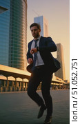 A Determined Businessman Running Against the Backdrop of a City Skyline at Sunset, Showcasing Urgency and Ambition in a Professional Setting. Стоковое AI-видео, аниматор Владимир Федоров / Фотобанк Лори
