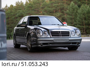 KRASNOYARSK, RUSSIA - July 31, 2025: Silver Mercedes Benz E class W210. Редакционное фото, фотограф Плотников Дмитрий / Фотобанк Лори