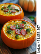 Delicious Pumpkin Bowls Filled With Creamy Sausage and Broccoli Casserole for Autumn Gatherings. Стоковое AI-изображение, AI-художник Юлия Гапеенко / Фотобанк Лори