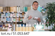 Man studies composition of paracetamol pills. Стоковое видео, видеограф Яков Филимонов / Фотобанк Лори