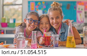 Smiling children conducting a colorful chemistry experiment at school. Стоковое AI-видео, аниматор Данила Большаков / Фотобанк Лори
