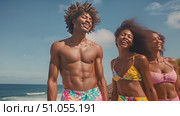 A group of friends laugh and embrace the warm sunshine on a sandy beach with waves in the background. Стоковое AI-видео, аниматор Данила Большаков / Фотобанк Лори