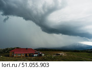 Грозовая туча над домом. Урал. Стоковое фото, фотограф Артур Ибрагимов / Фотобанк Лори