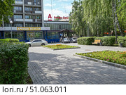 Город Тюмень. Альфабанк. Сквер Тенистый. Улица Республики 162. Стоковое фото, фотограф Александр Тараканов / Фотобанк Лори